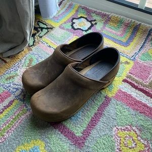 Sanita closed back clogs